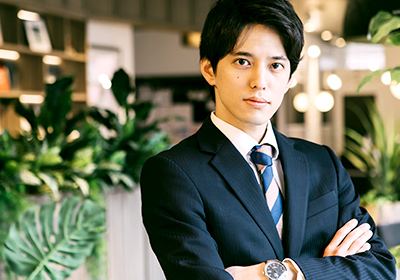 腕を組んだ男性
