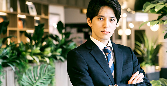 腕を組んだ男性